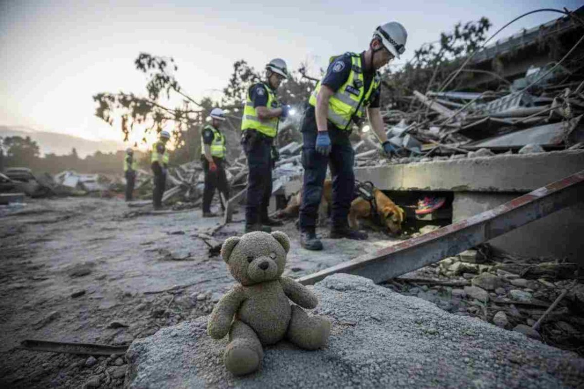 Ci sono bambini lì sotto, la frana ha inghiottito tutto | Soccorsi al lavoro corrono contro il tempo: è una tragedia