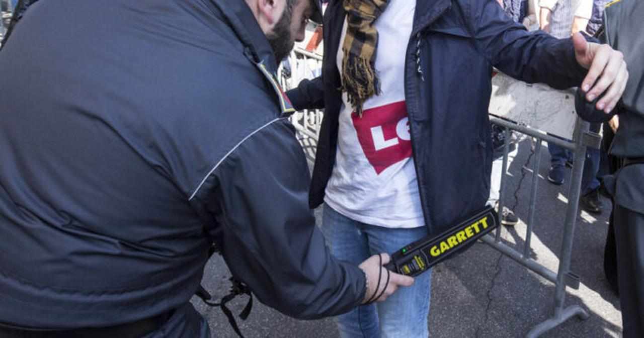 ULTIM’ORA Scuole, metal detector in arrivo: nessuno può più entrare o uscire | Sarà una prigione