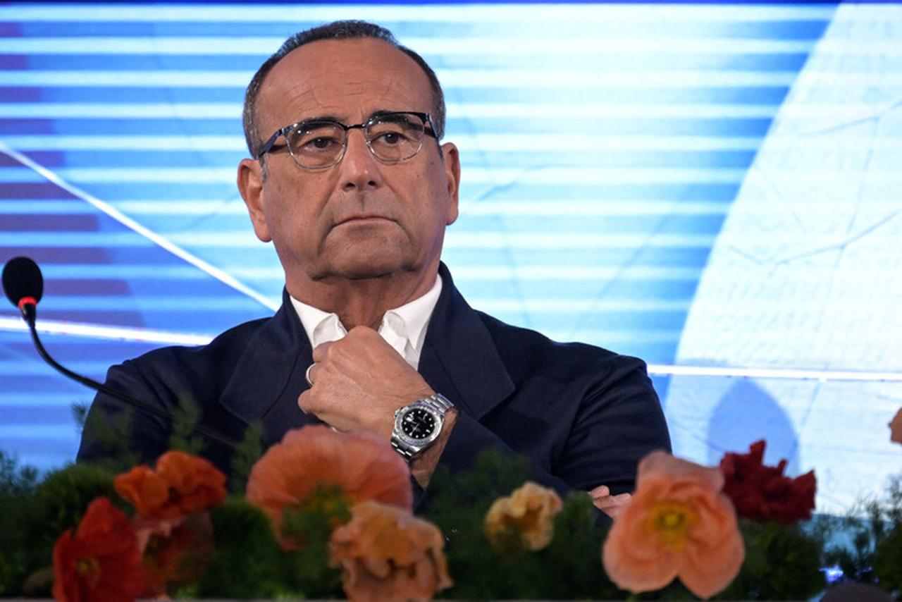 Bomba a Sanremo, Carlo Conti le tratta malissimo: gelo sul palco dell’Ariston | Partono i fischi