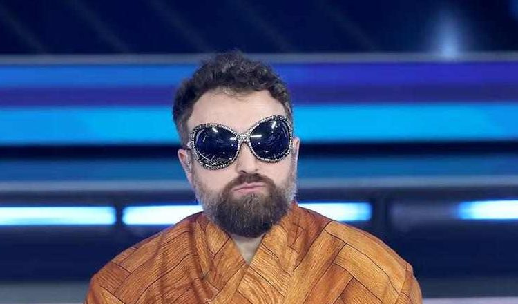 Dargen D’Amico, lo hai mai visto senza occhiali? La foto inedita che spiazza | Ecco perché non li toglie mai