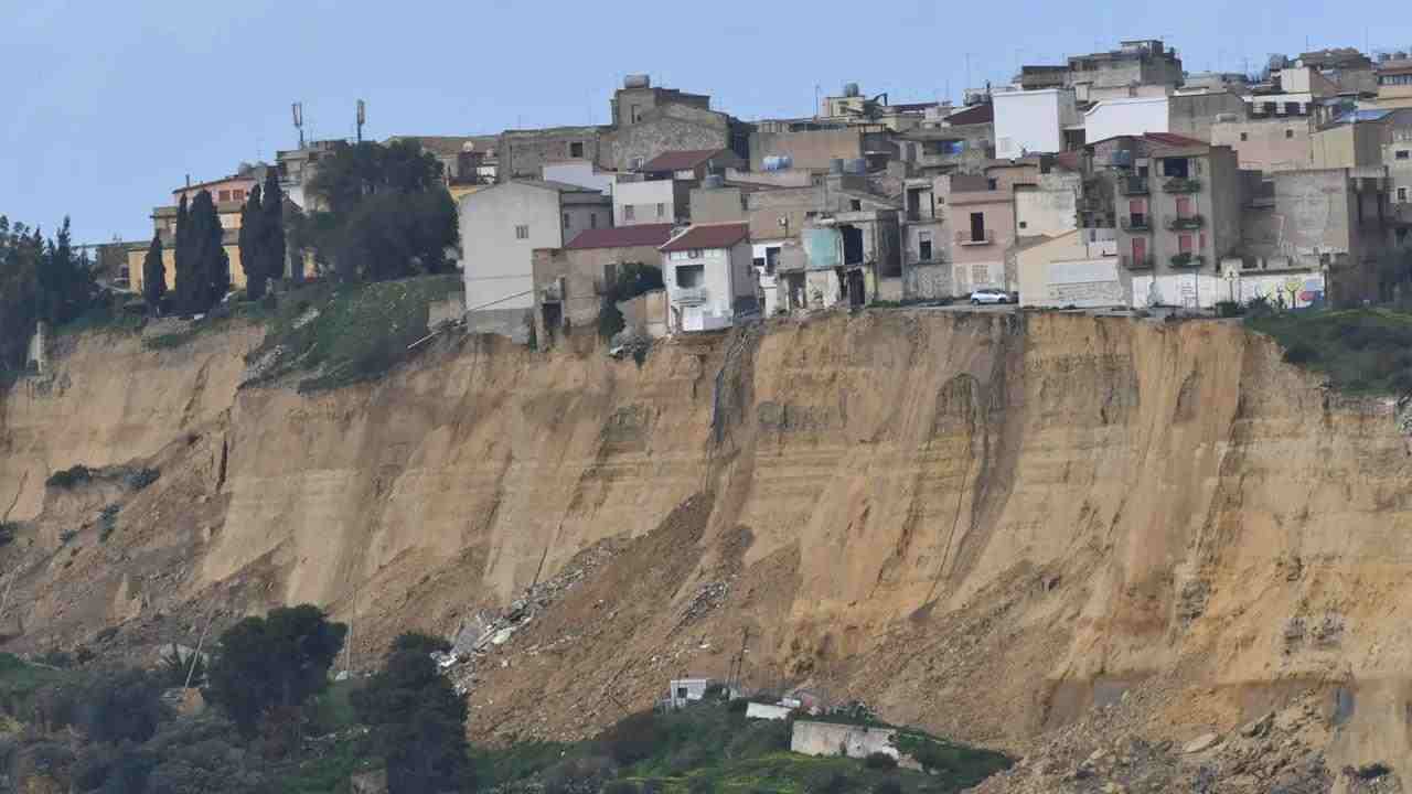 ULTIM’ORA Niscemi, la notizia è appena arrivata: cittadini terrorizzati | Nessuno li sta aiutando