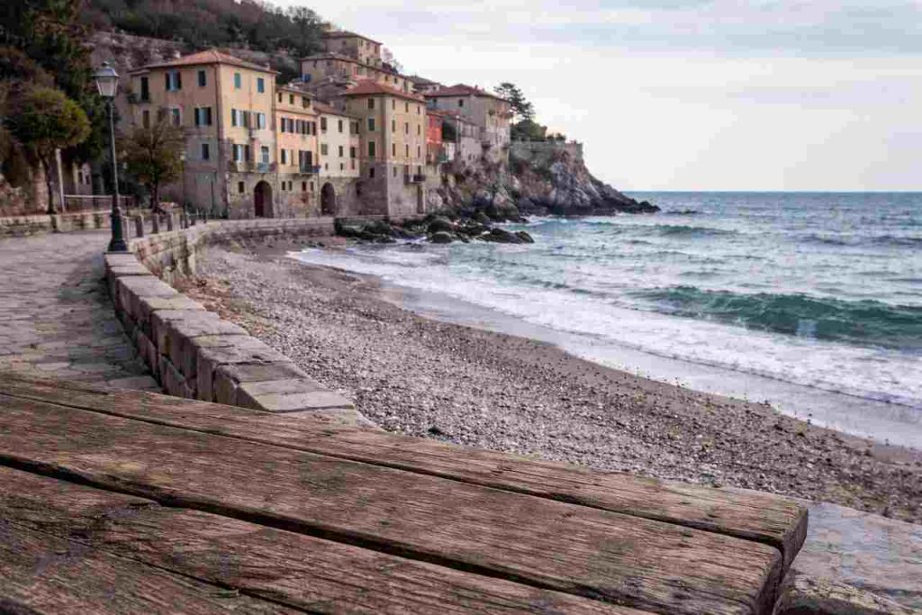 È il borgo più bello d’Italia, in inverno regala il suo meglio | È sul mare ma sembra un presepe natalizio