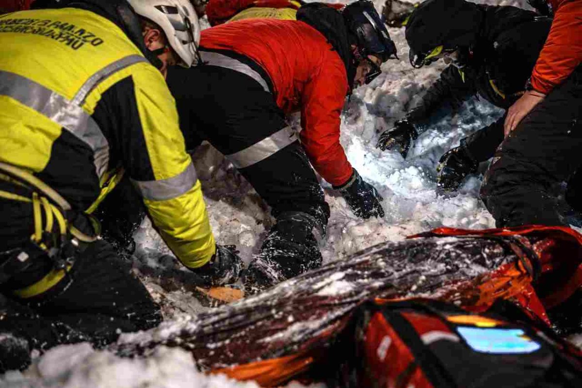 Ancora frane in Italia, c’è sotto un uomo: intervento contro il tempo dei soccorsi | Hanno sentito il grido disperato