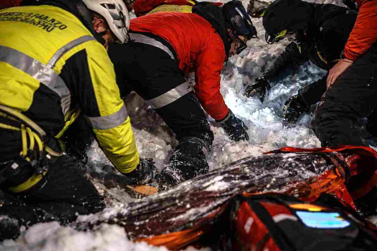 Ancora frane in Italia, c’è sotto un uomo: intervento contro il tempo dei soccorsi | Hanno sentito il grido disperato