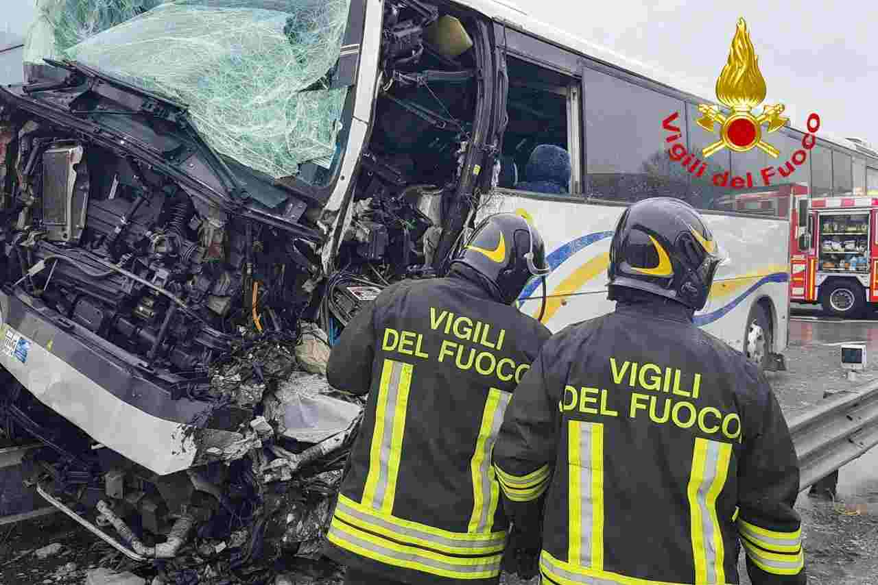 A1 bloccata, incidente spaventoso interrompe la viabilità | Camion sventrato: ci sono feriti