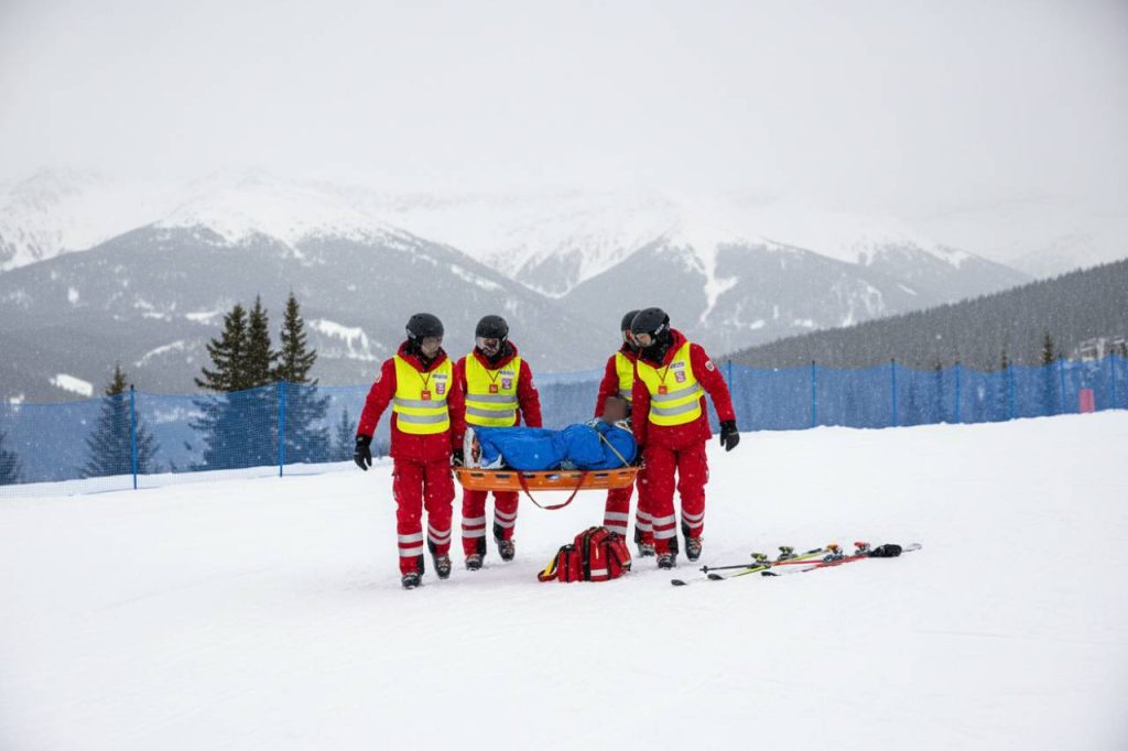 Schianto spaventoso, non si muove più: ancora incidenti alle Olimpiadi | I soccorsi lo portano via con urgenza