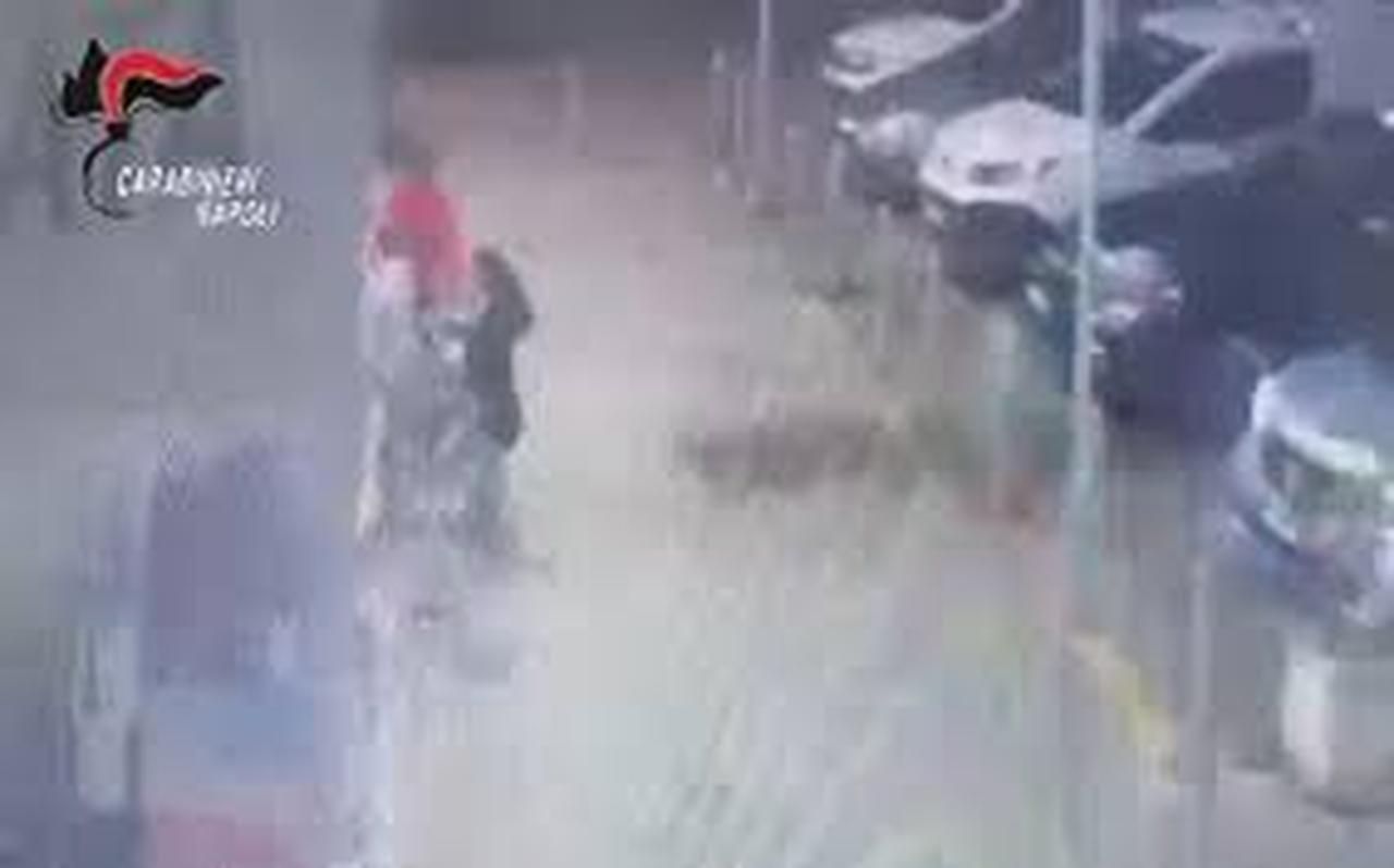 Tentato rapimento di un bambino, uomo cerca di strapparlo alla madre | Un altro gesto di follia al supermercato: adesso si ha paura