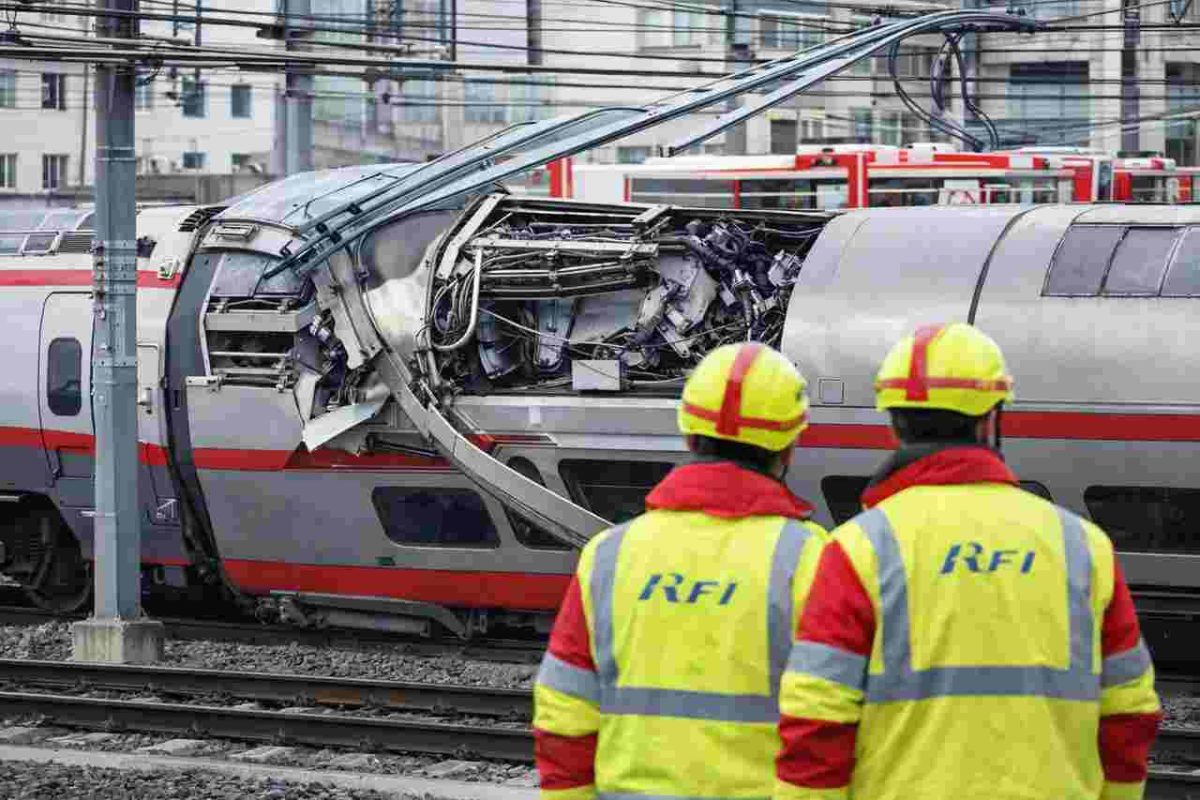 Grave incidente ferroviario, numerosi feriti e decine di persone evacuate | Scoppia l’incendio: interruzioni e servizi bloccati