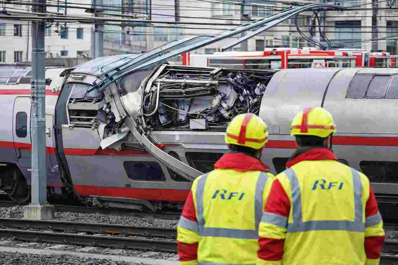 Grave incidente ferroviario, numerosi feriti e decine di persone evacuate | Scoppia l’incendio: interruzioni e servizi bloccati