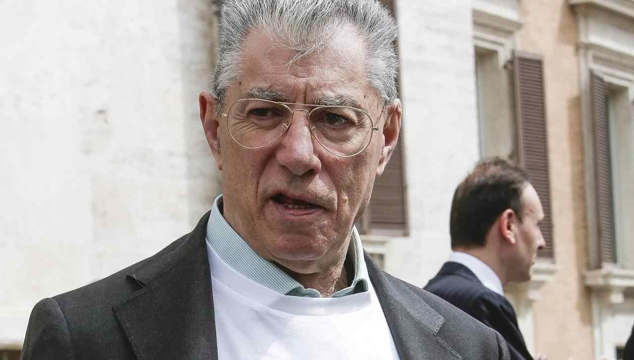 Addio Umberto Bossi, gli ultimi istanti di vita: dall’ospedale la vera causa della morte | Era arrivato senza ambulanza