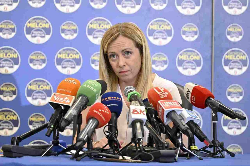 Giorgia Meloni, dimissioni immediate: vertice segreto russo manda in tilt il Governo | “Se ne deve andare”