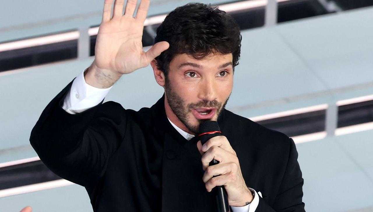 Stefano De Martino a Sanremo, escono le parole del pezzo grosso Rai: ecco perché è stato messo lì | Il collegamento con la politica