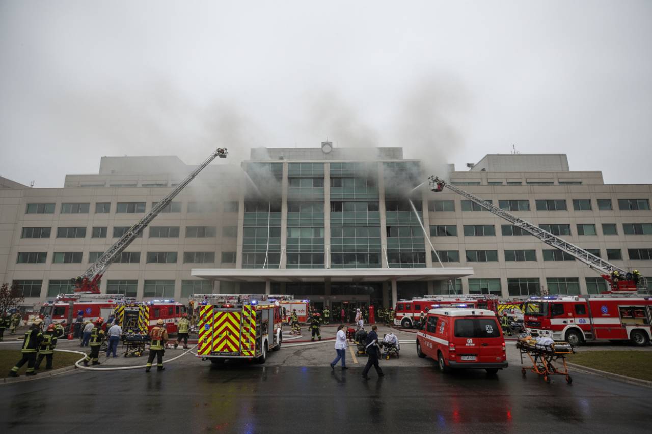 Ha preso fuoco l’ospedale, conta dei morti in crescita: è una tragedia | Soccorsi corrono contro il tempo