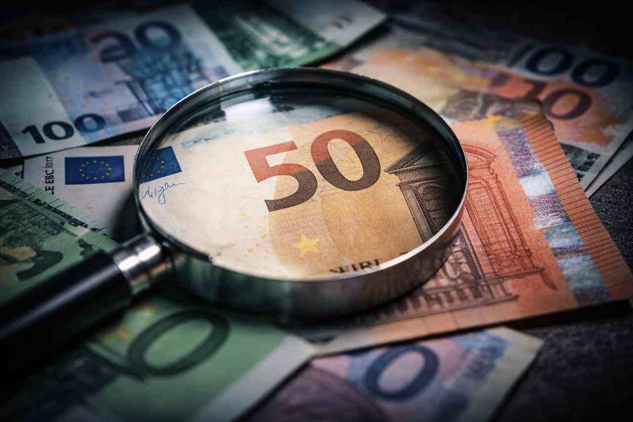 Fisco, ogni bonifico può diventare reddito tassato | Nuova stretta che ti fa pagare tutto il doppio