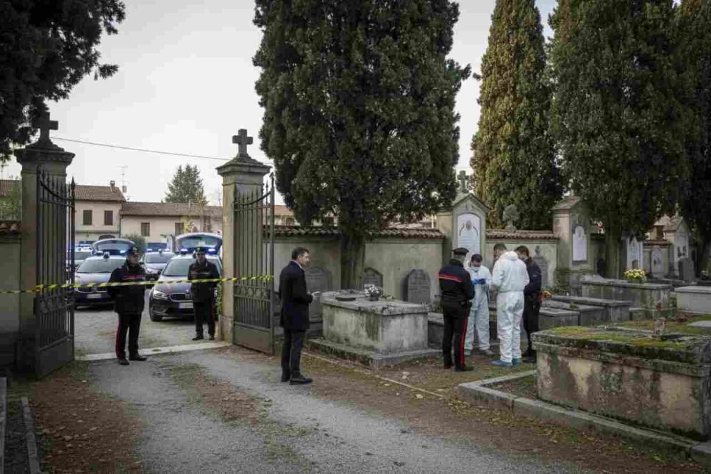 Un’altra tomba profanata, lo stesso orrore di Pamela Genini in un’altro cimitero italiano | Quello che fanno è disgustoso