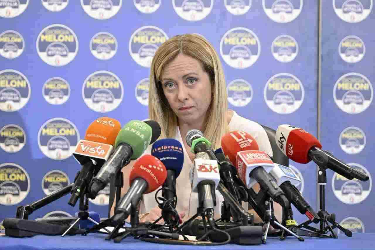 Governo Meloni agli sgoccioli, se ne va anche lui: lancia una minaccia spaventosa a Fdi | Rischiano il collasso