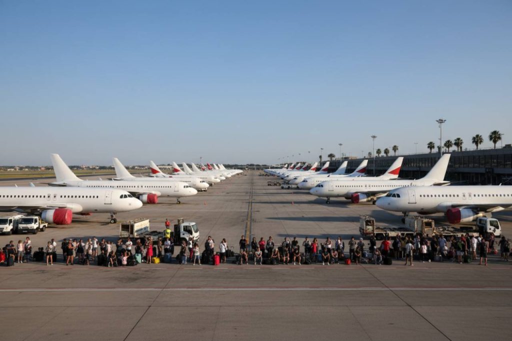 Blocco aerei in Italia, non c’è più carburante | L’incubi degli italiani è realtà: stop alle ferie estive