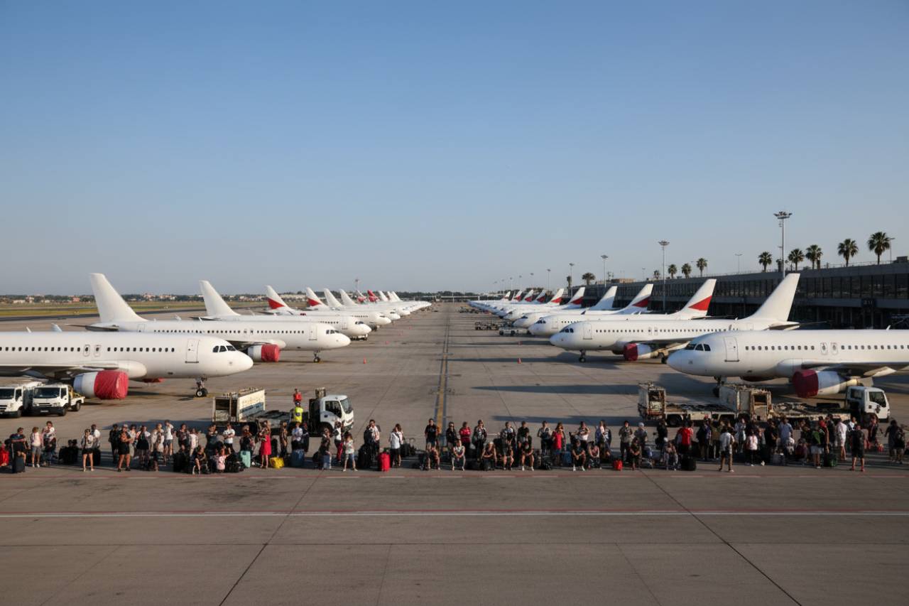 Blocco aerei in Italia, non c’è più carburante | L’incubi degli italiani è realtà: stop alle ferie estive